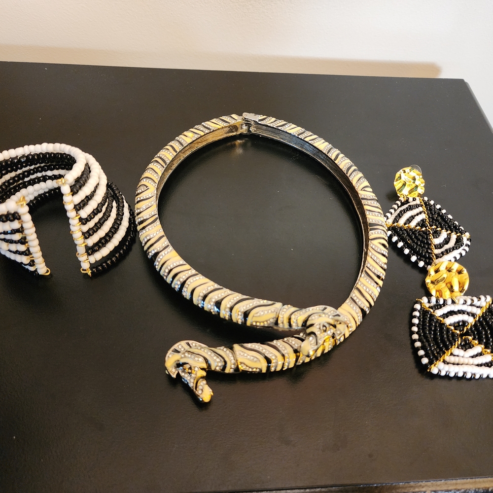 Elegant Gold and Black Jewelry Set